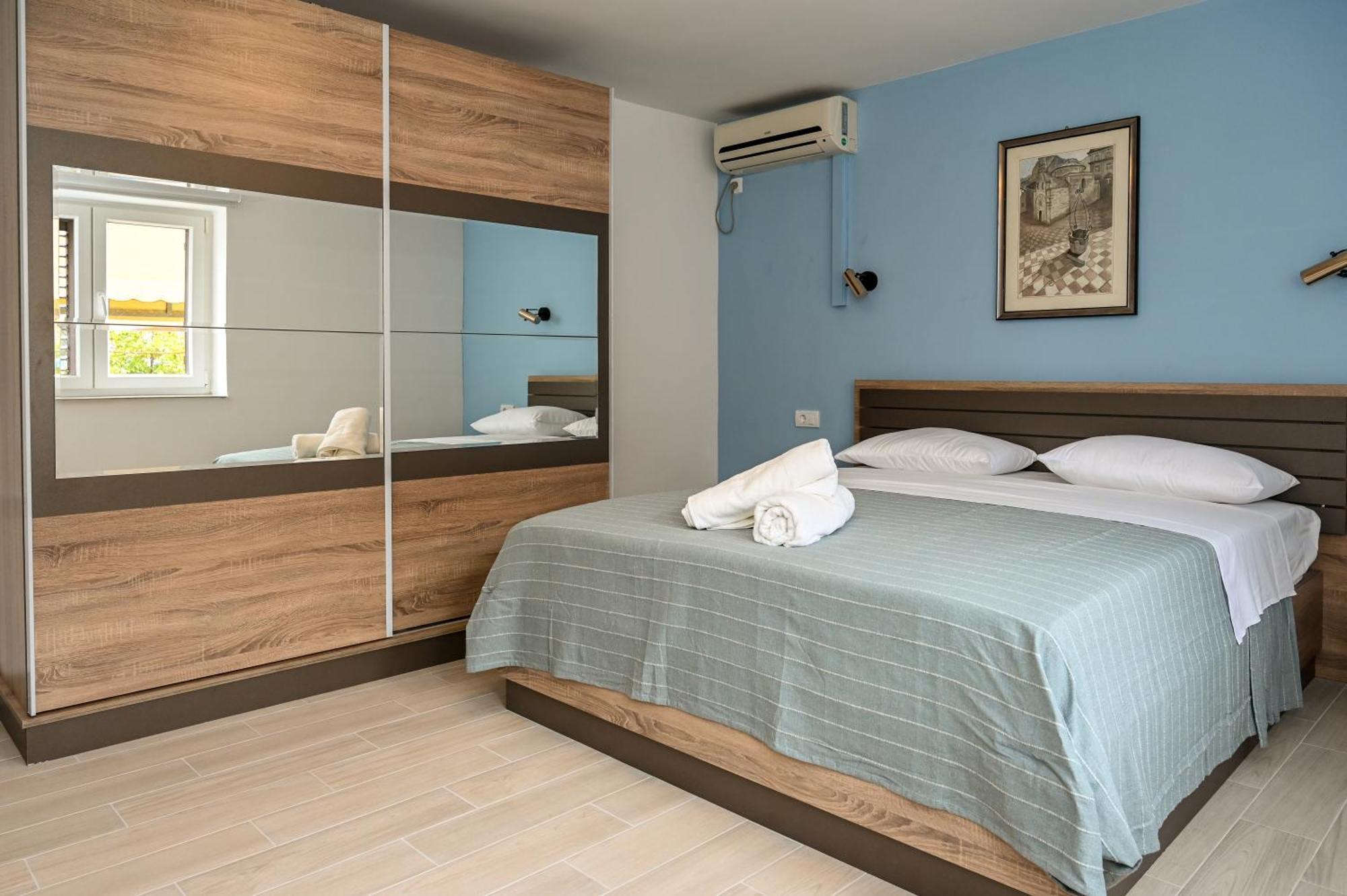 Porto Azzurro Apartments Tivat Exteriör bild